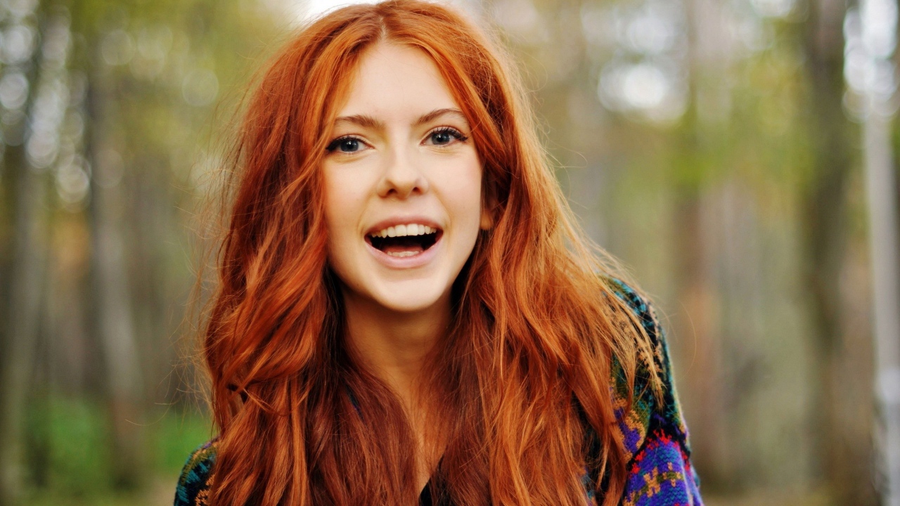 Красивая улыбающаяся рыжеволосая девушка