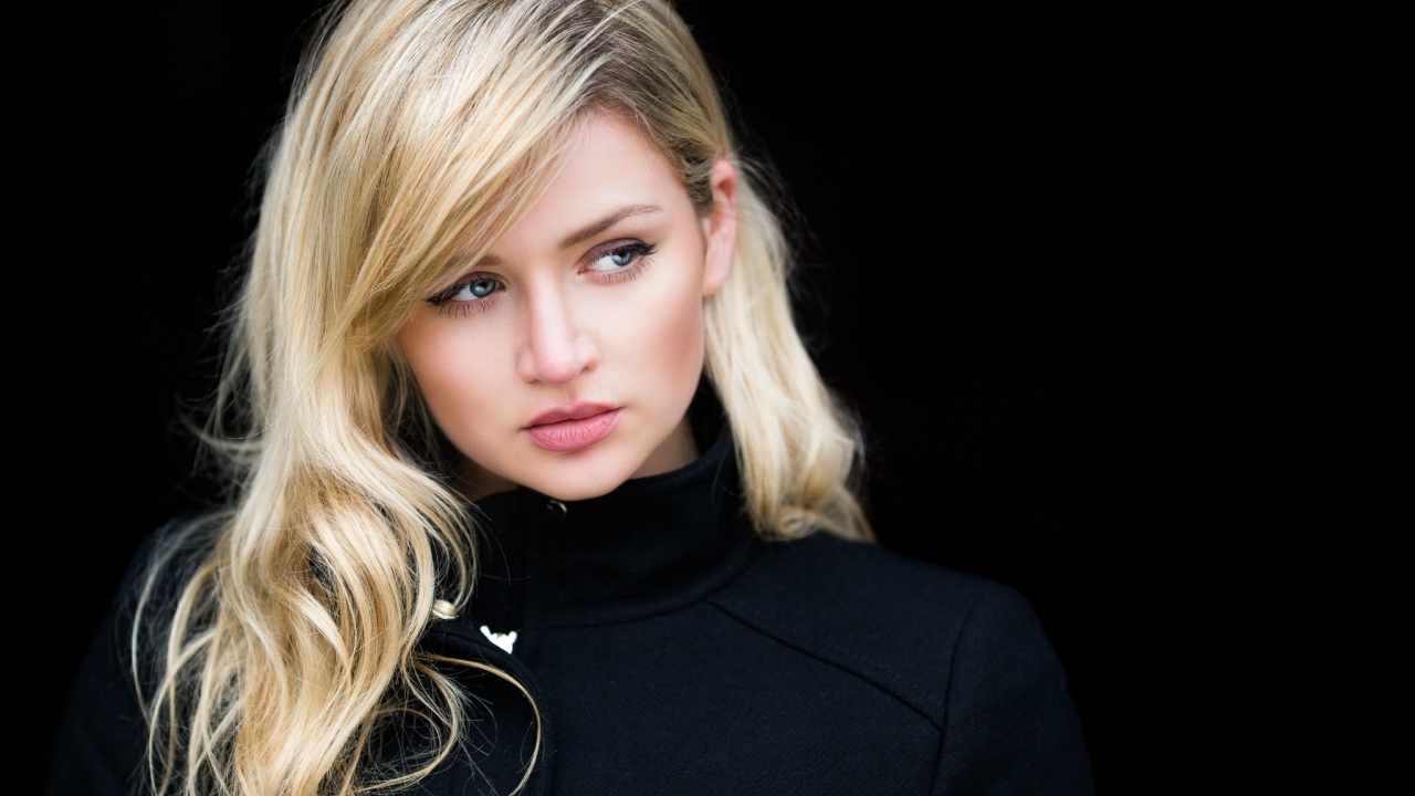 Девушка блондинка в черном пальто 