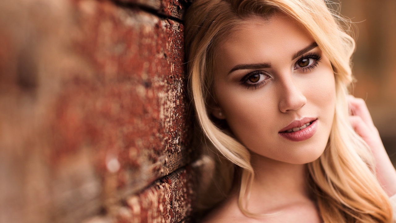 Девушка блондинка с карими глазами 