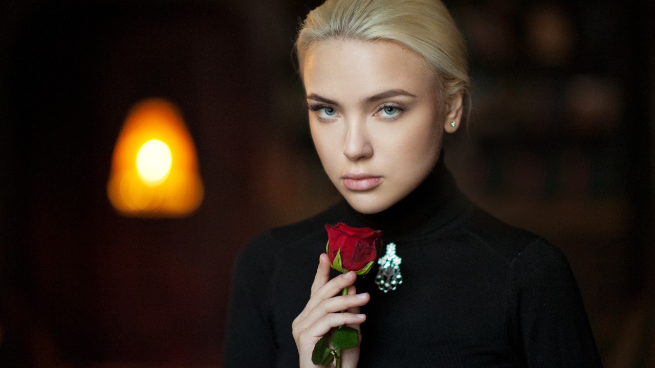 Девушка блондинка с красной розой 