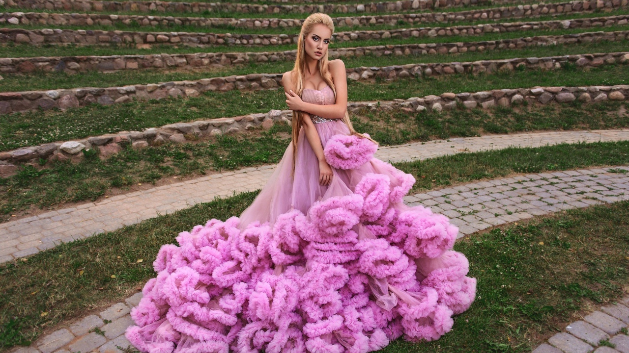 Девушка блондинка в красивом пышном розовом платье 