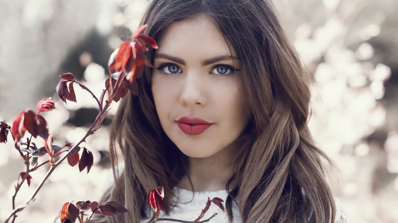 Голубоглазая красивая девушка брюнетка с красными губами