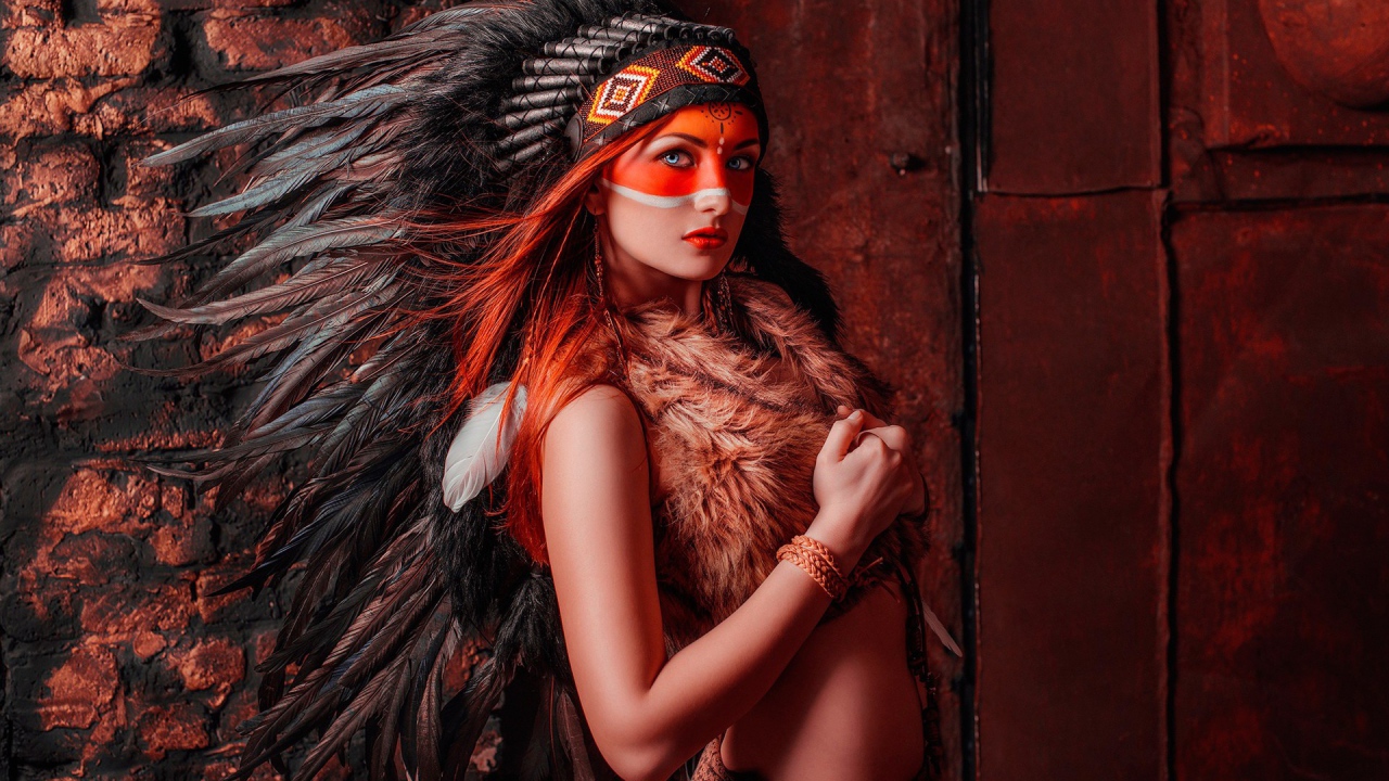 Голубоглазая девушка в костюме индейца 