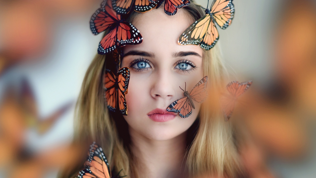 Голубоглазая девушка с бабочками на лице 