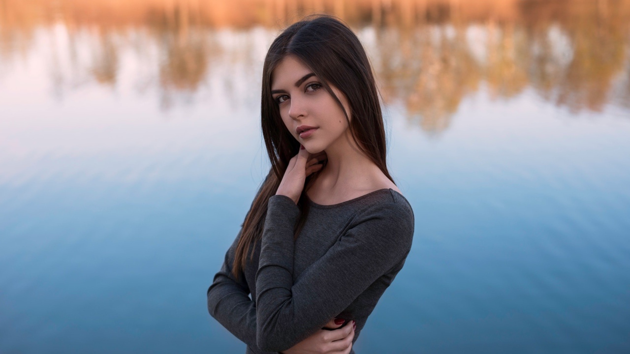 Кареглазая девушка брюнетка у водоема 