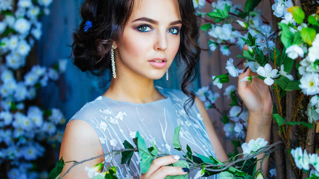 Девушка брюнетка с красивой прической 