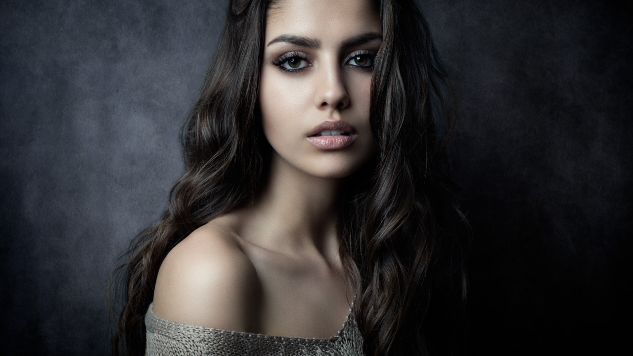 Нежная красивая девушка брюнетка с длинными волосами 