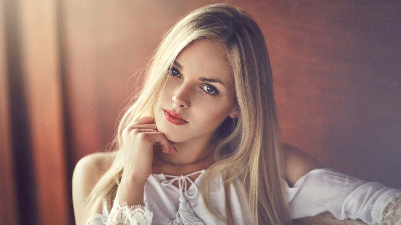 Изящная девушка блондинка в белом платье 