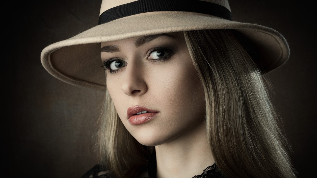 Лицо красивой девушки в большой шляпе 