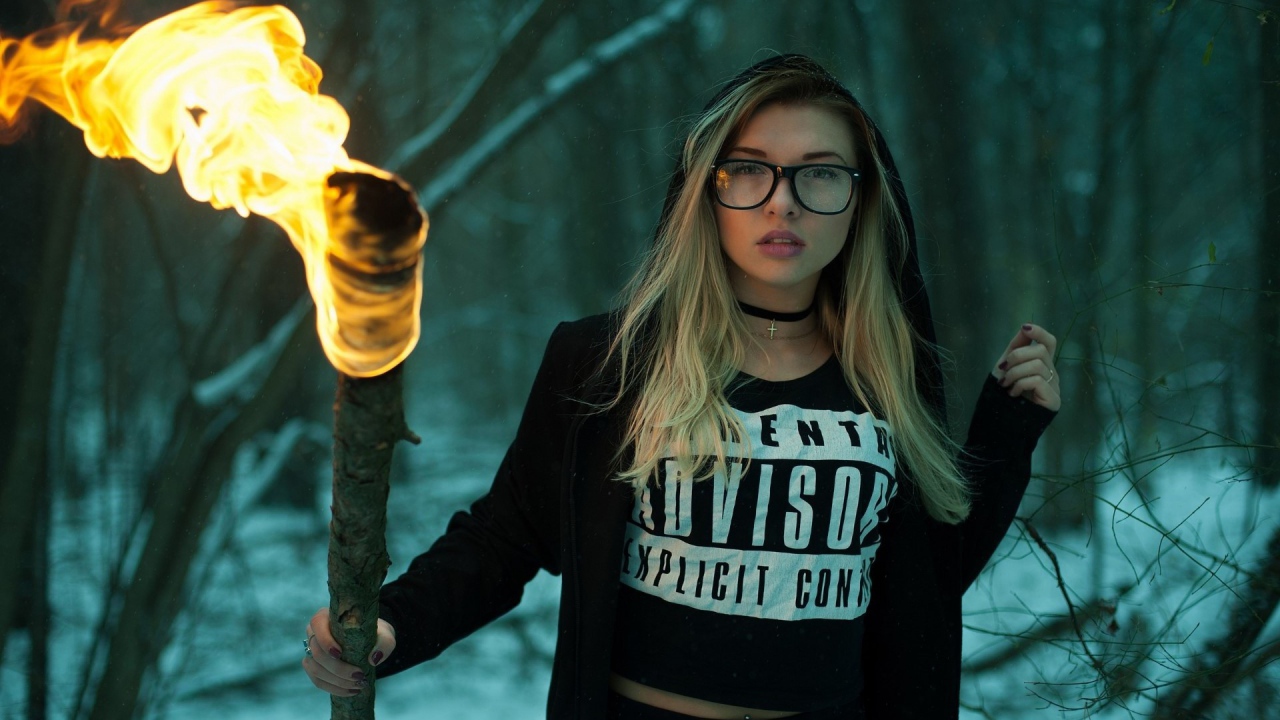 Девушка блондинка с факелом в руках 