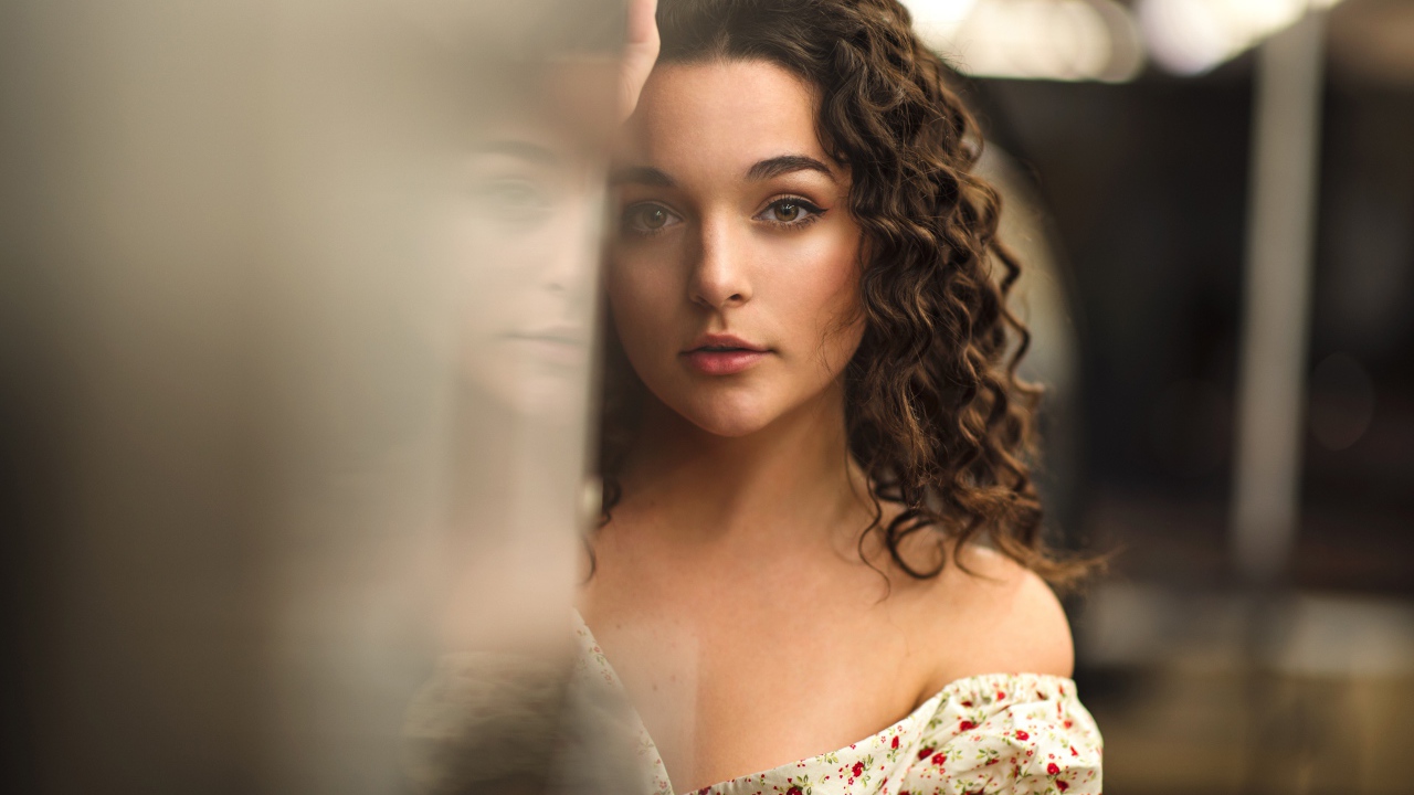 Девушка модель в цветастом сарафане