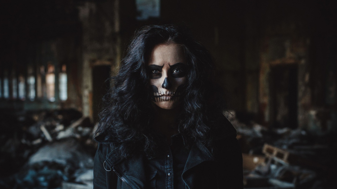 Девушка с черными волосами и разрисованным лицом 