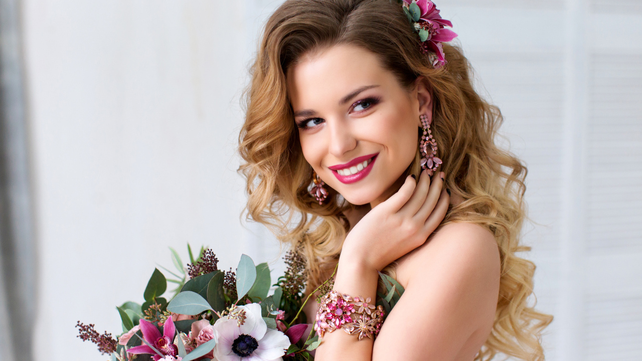 Улыбающаяся девушка с букетом цветов 