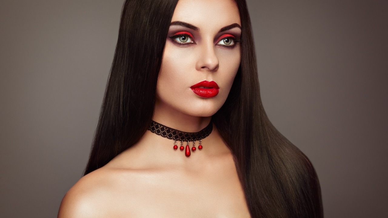 Эффектная брюнетка с ярким макияжем