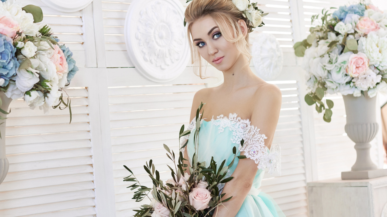 Эффектный взгляд голубоглазой блондинки в красивом платье с букетом цветов