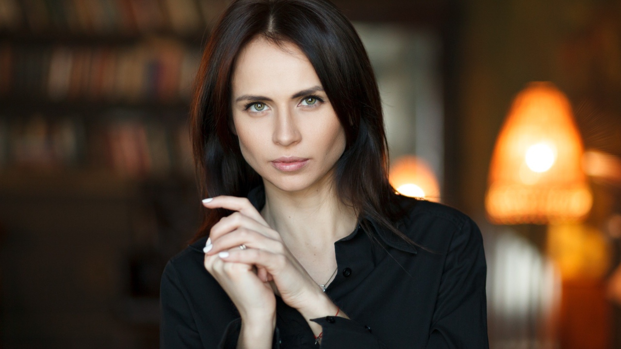 Стильная девушка брюнетка с длинными волосами 