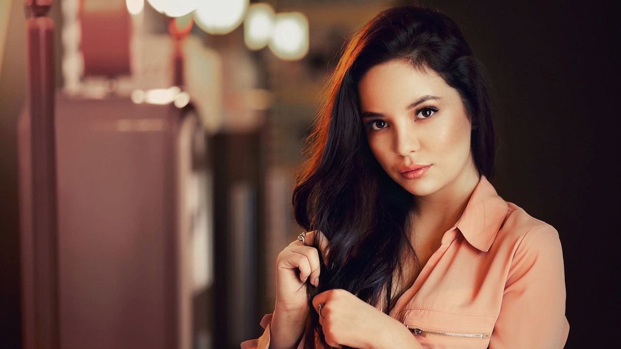 Девушка с темными распущенными волосами 