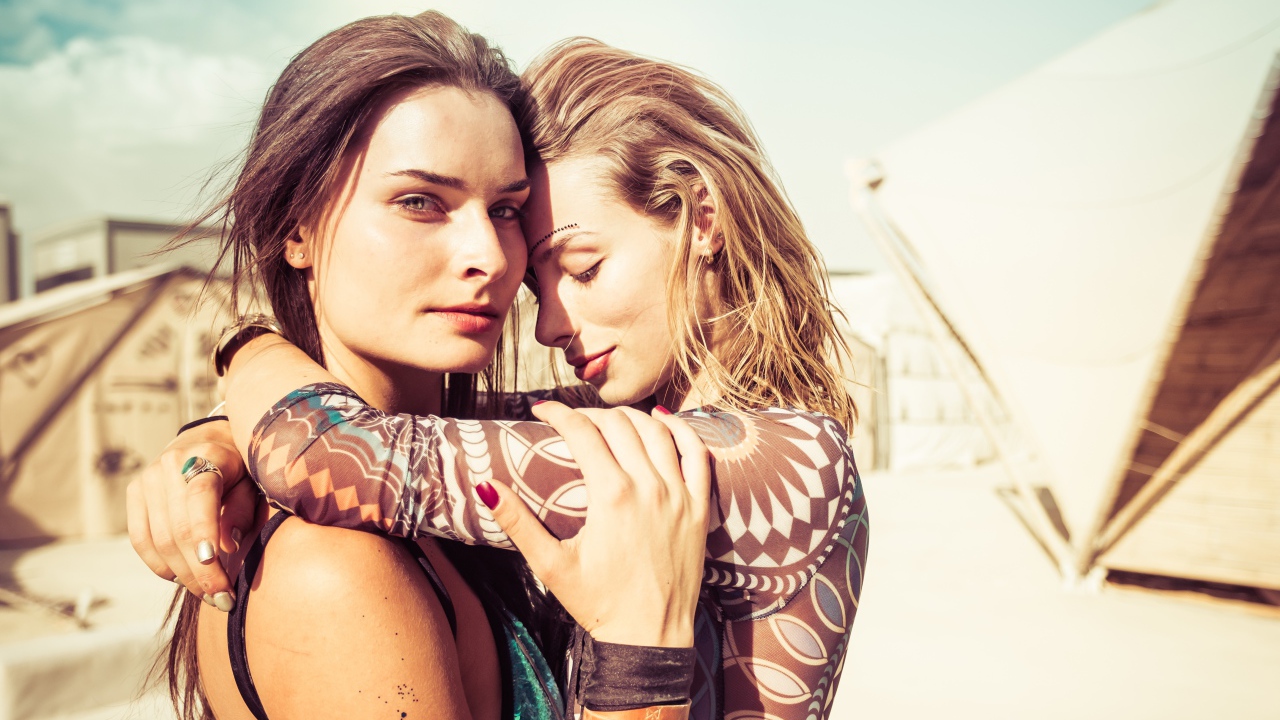 Две красивые молодые девушки