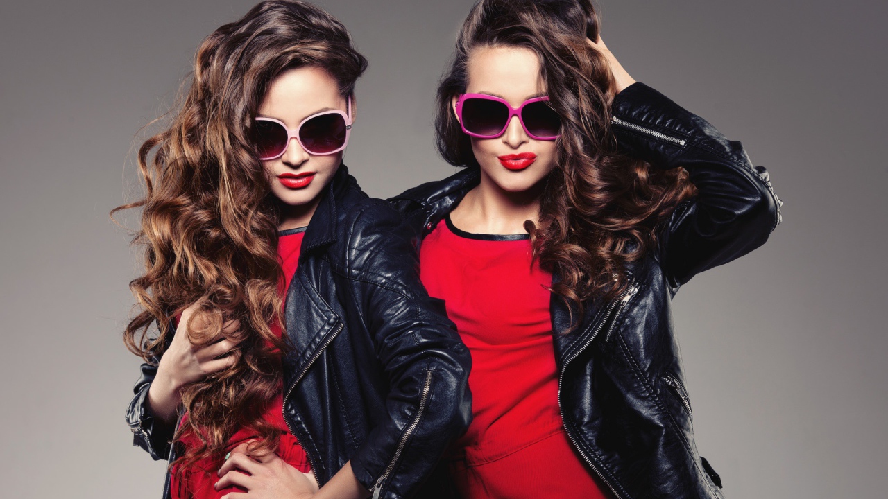 Две стильные брюнетки в кожаных куртках 