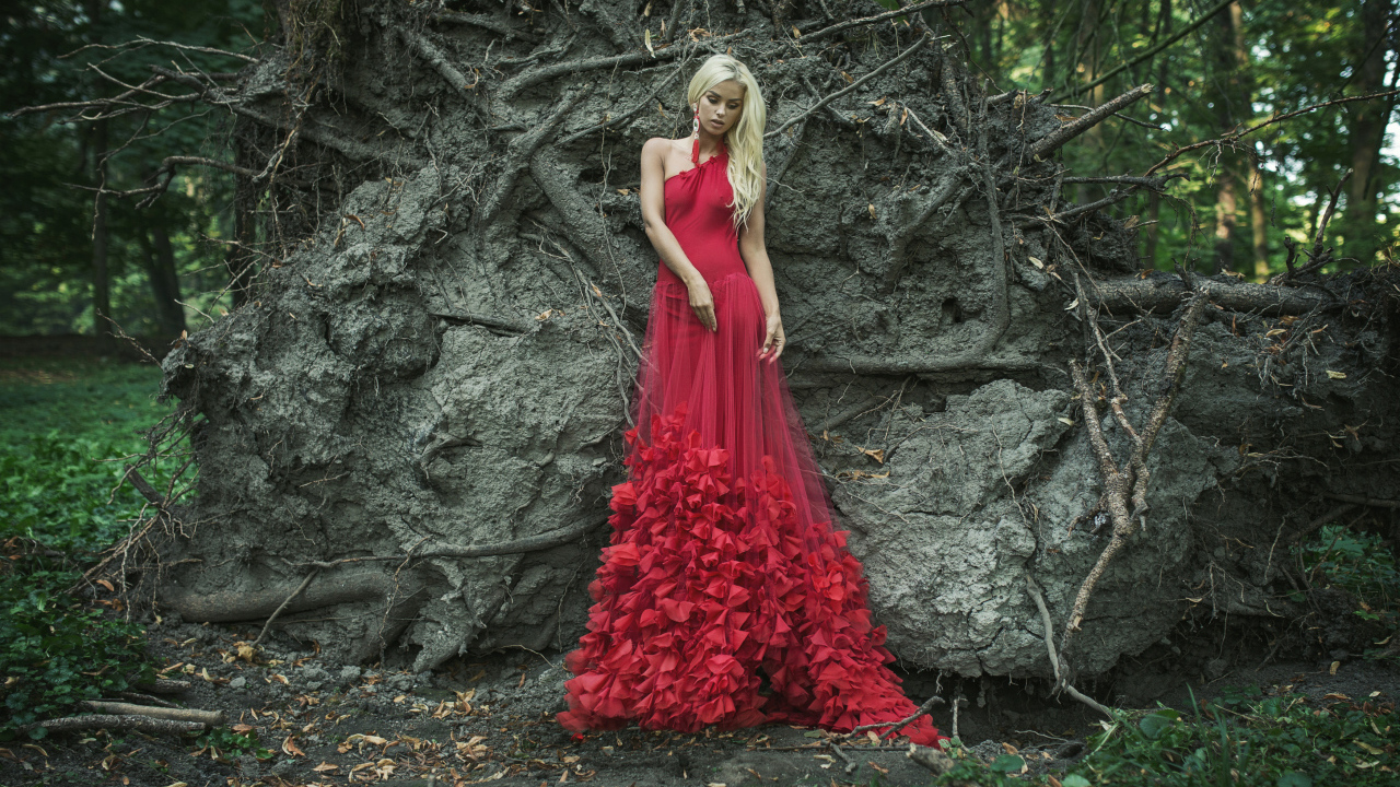 Молодая красивая девушка блондинка в красном платье