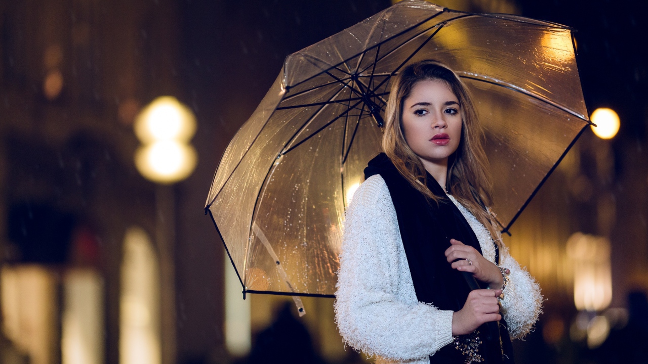 Молодая красивая девушка под зонтом 