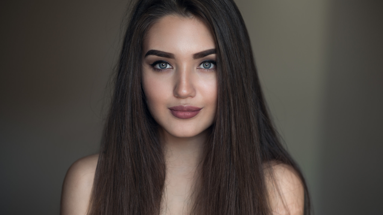 Молодая красивая девушка с длинными волосами