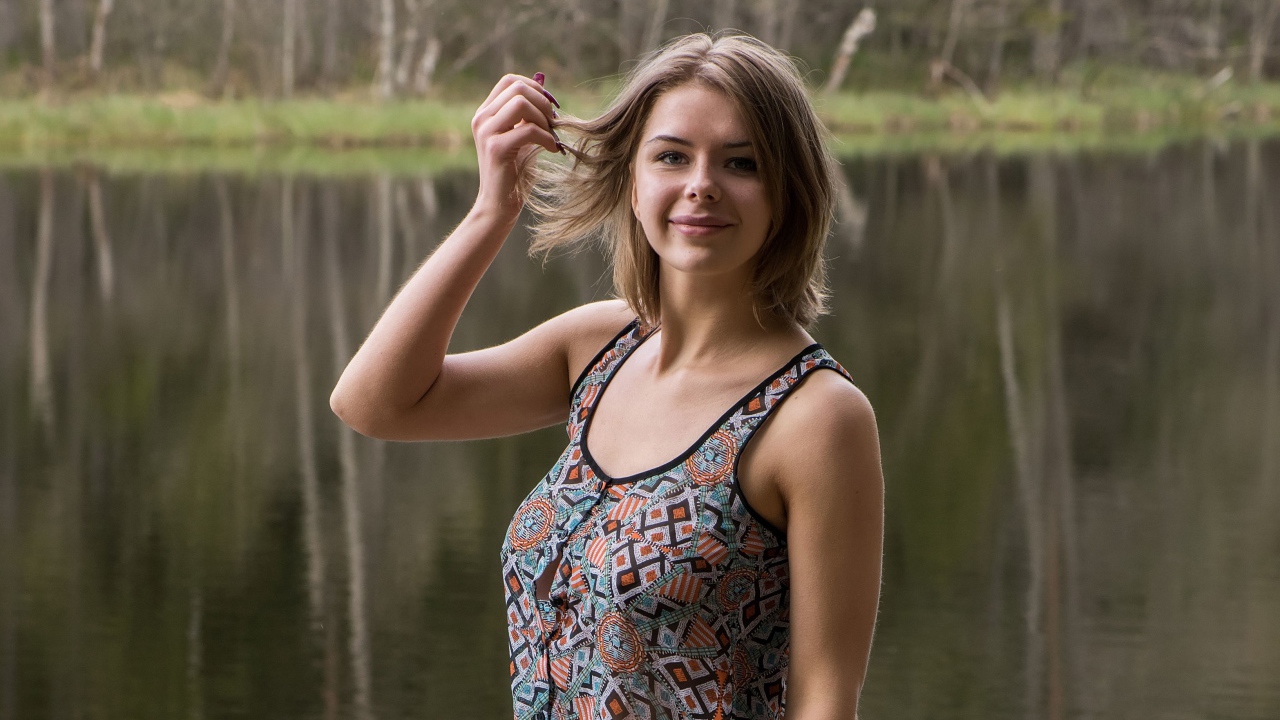 Молодая красивая настоящая девушка