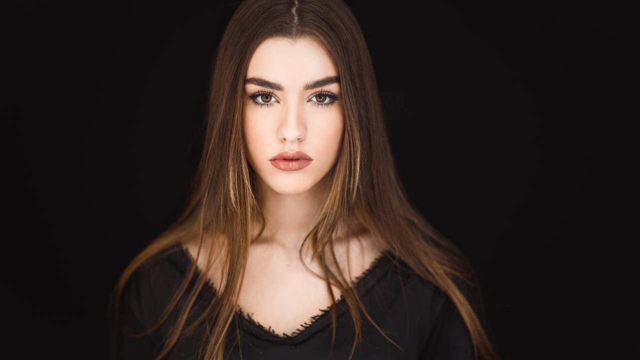 Молодая девушка с карими глазами 