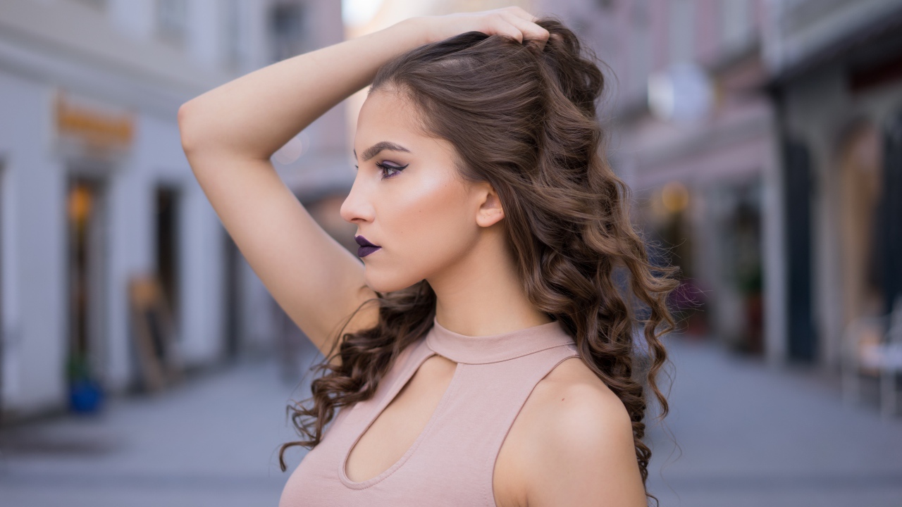 Молодая девушка шатенка с красивым макияжем