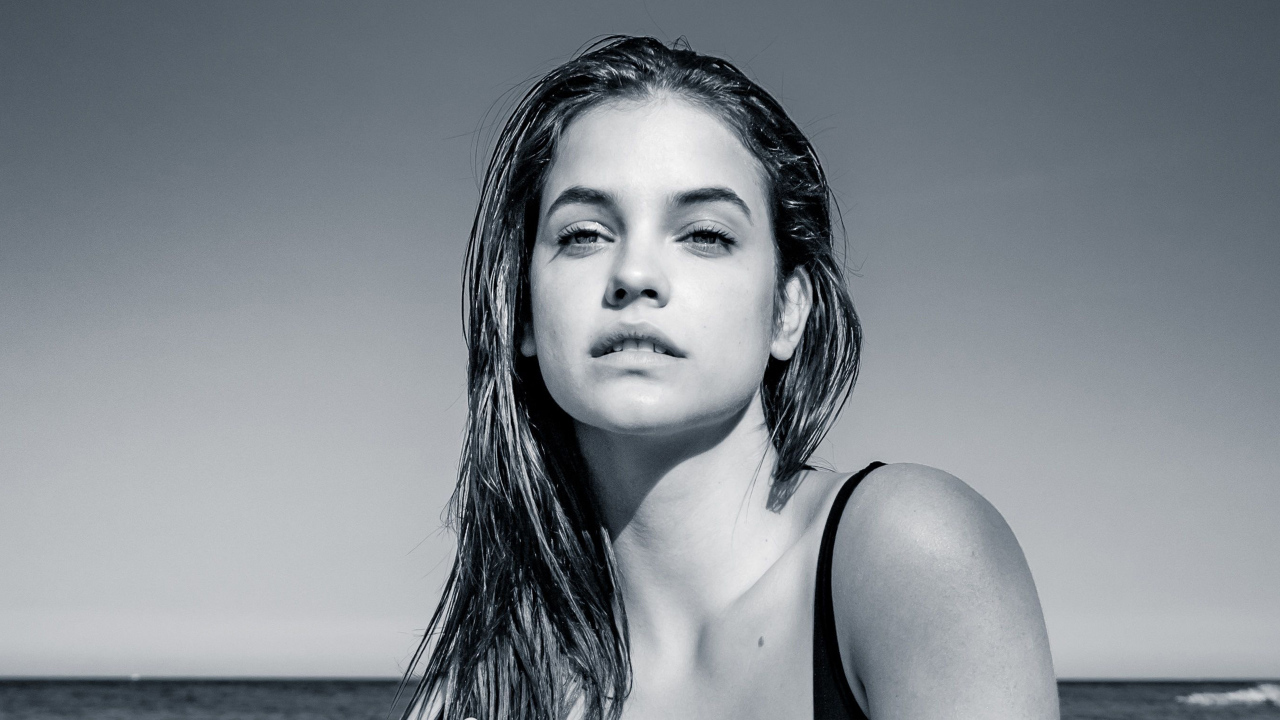 Красивая девушка модель Барбара Палвин черно-белое фото