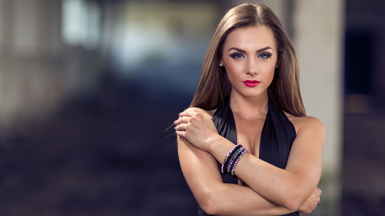 Голубоглазая девушка модель с красивым макияжем