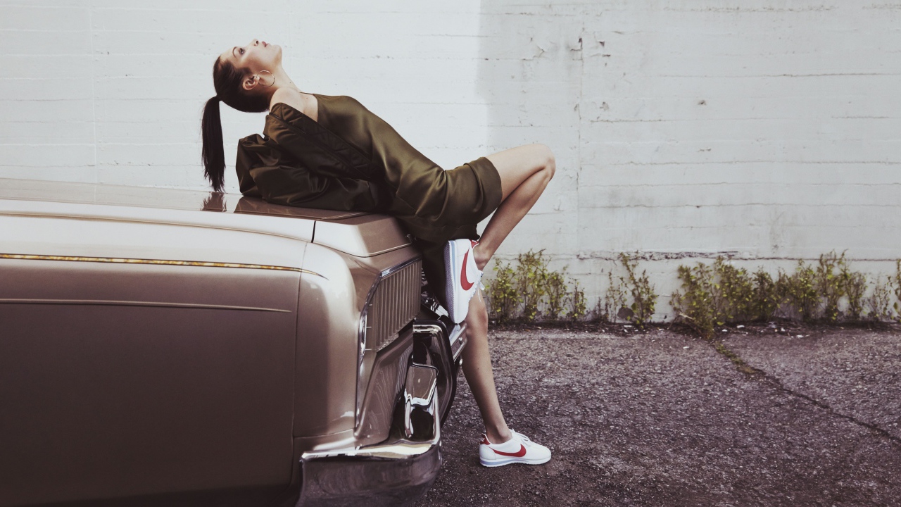 Знаменитая фотомодель Белла Хадид у автомобиля в кроссовках  Nike