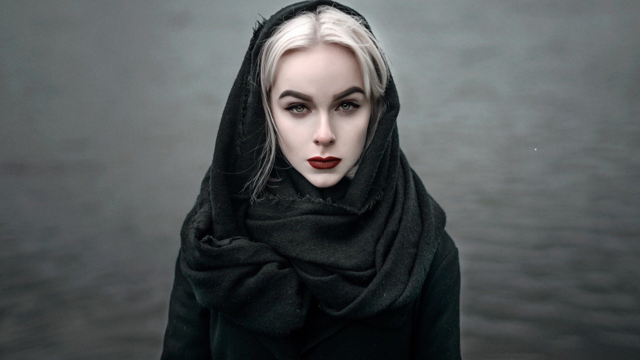 Девушка модель в черном наряде с красными губами 