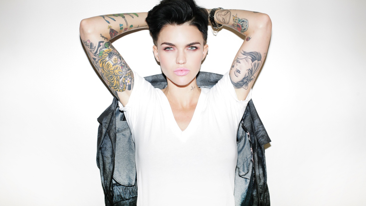 Девушка модель Руби Роуз с татуировками на руках