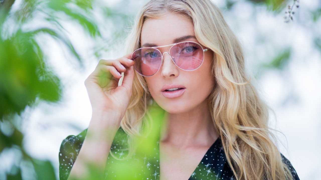Стильная блондинка модель Эльза Хоск в солнечных очках