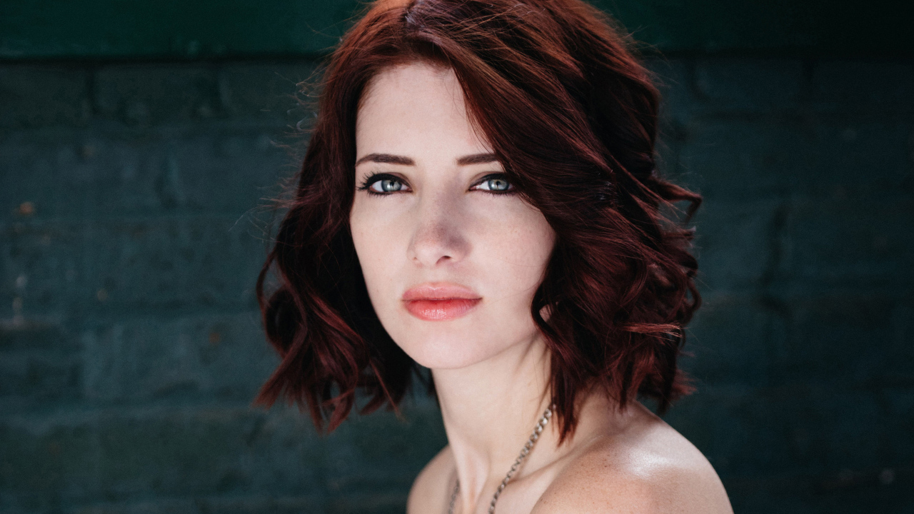 Молодая девушка модель Сьюзан Коффи