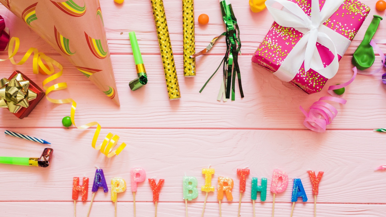 Украшения и праздничные свечи на день рождения