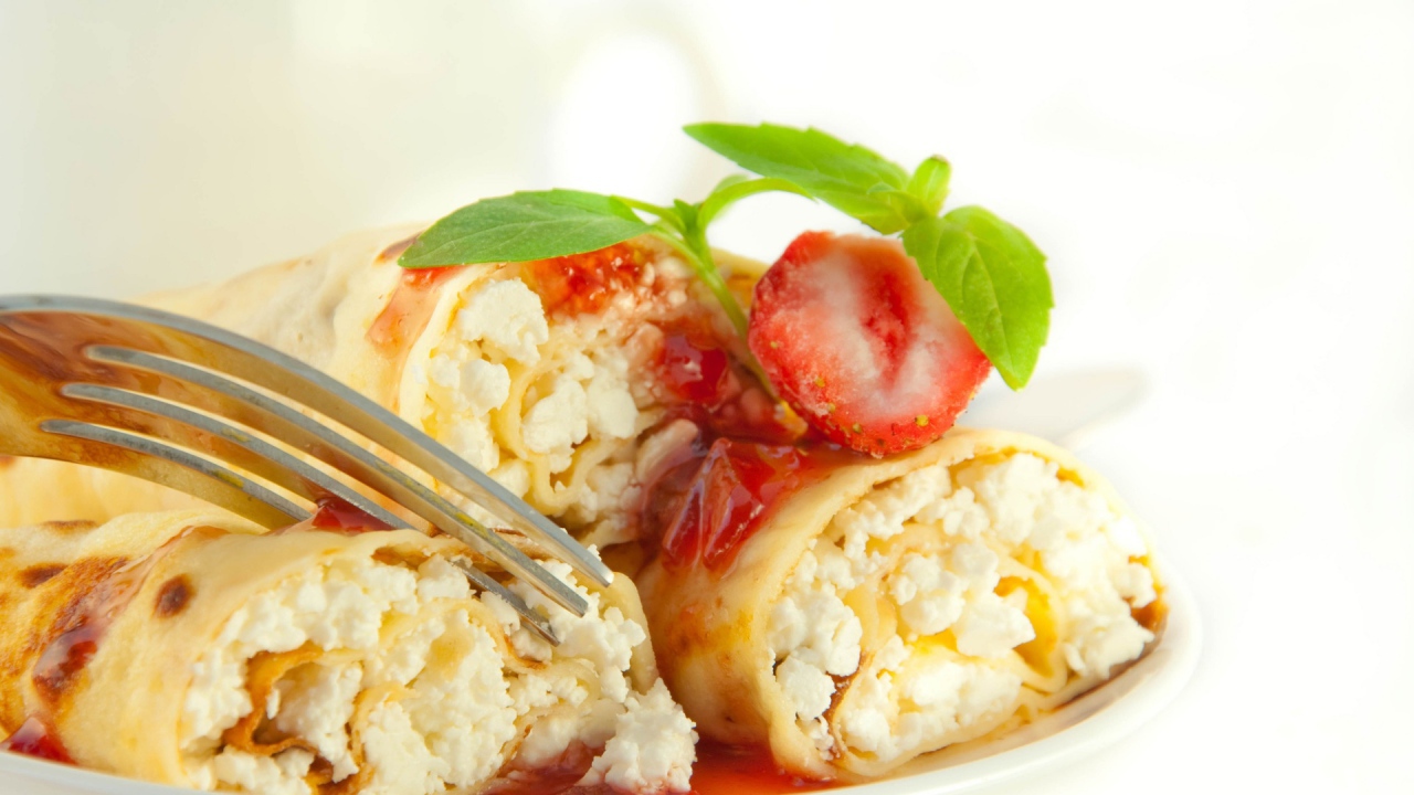 Ароматные блинчики с творогом и клубникой 