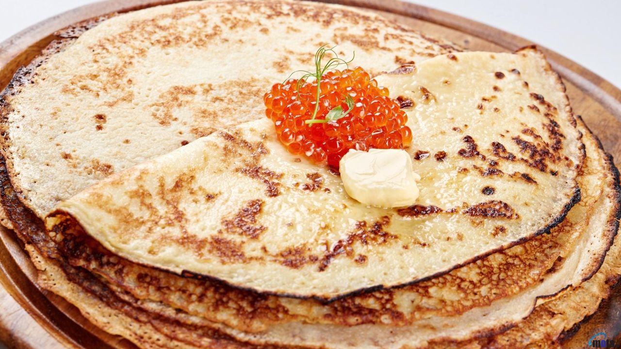 Румяные блины с красной икрой на Масленицу 2017 