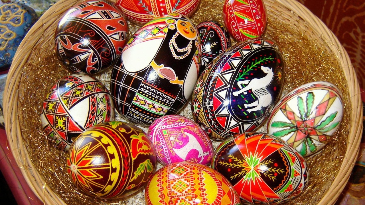 Праздничные узоры на пасхальных яйцах 