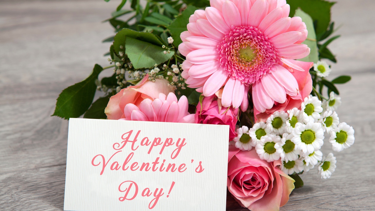 Букет розовых гербер с розами и ромашками с открыткой на День Святого Валентина