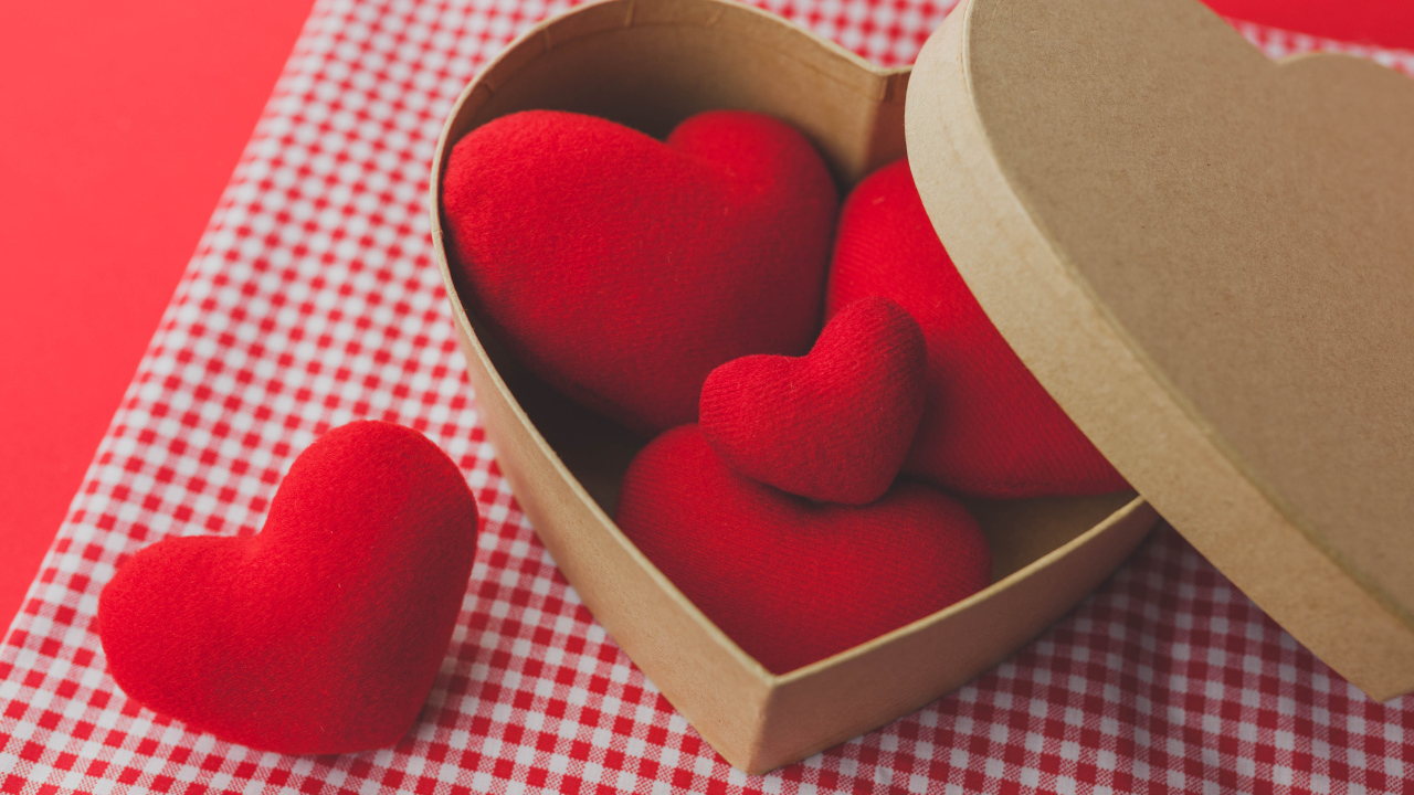 Красные сердечки в коробке на День Святого Валентина, 14 февраля