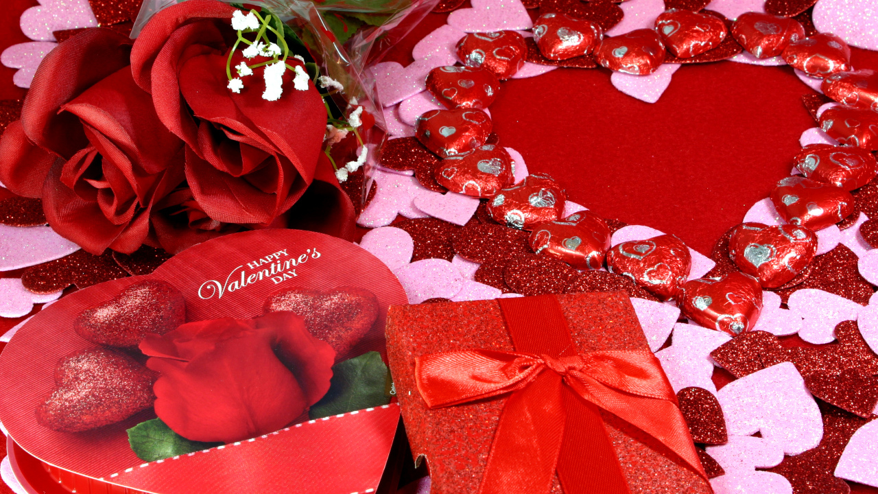 Красные розы и подарки на День Святого Валентина