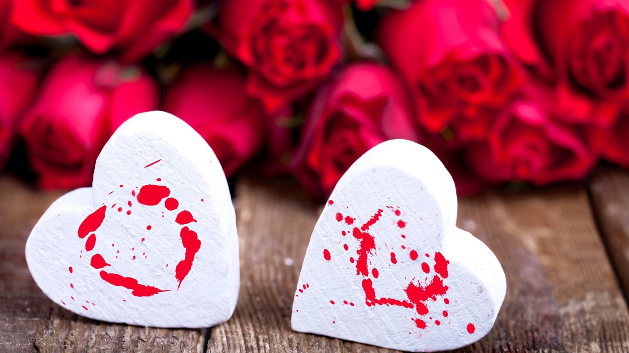 Белые зефирные сердца и красные розы  