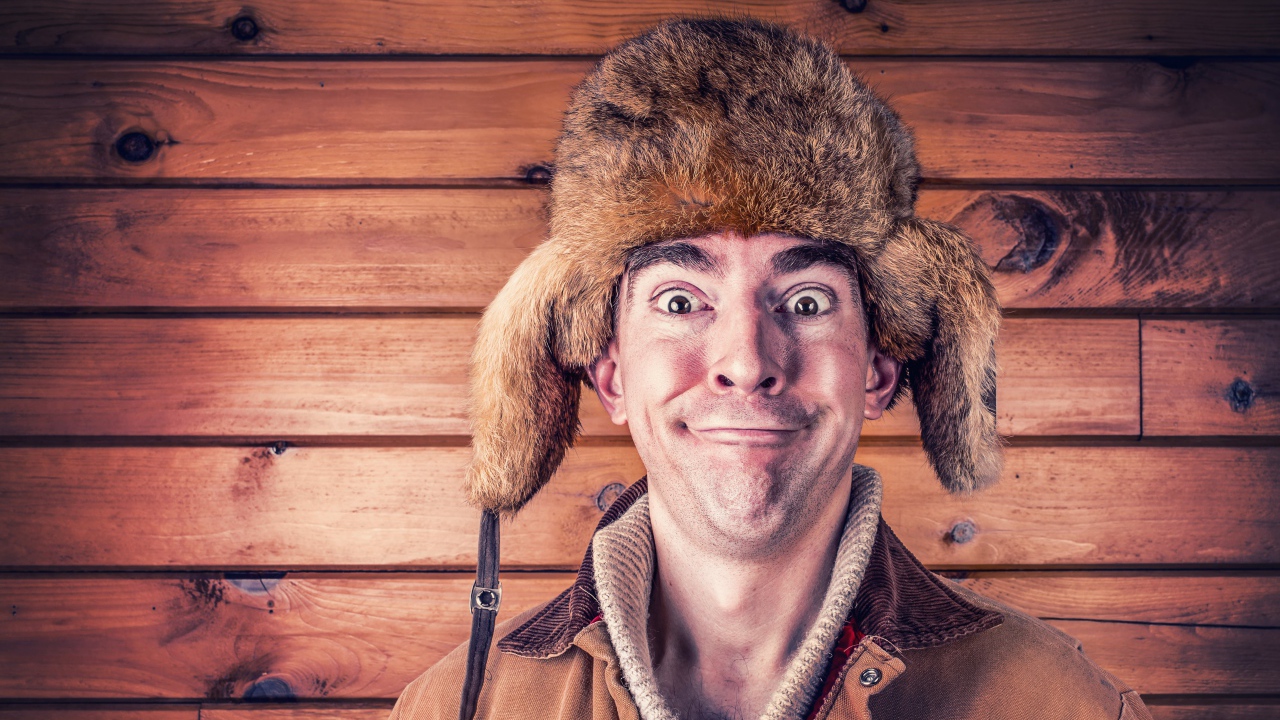 Мужчина со смешным взглядом в шапке ушанке