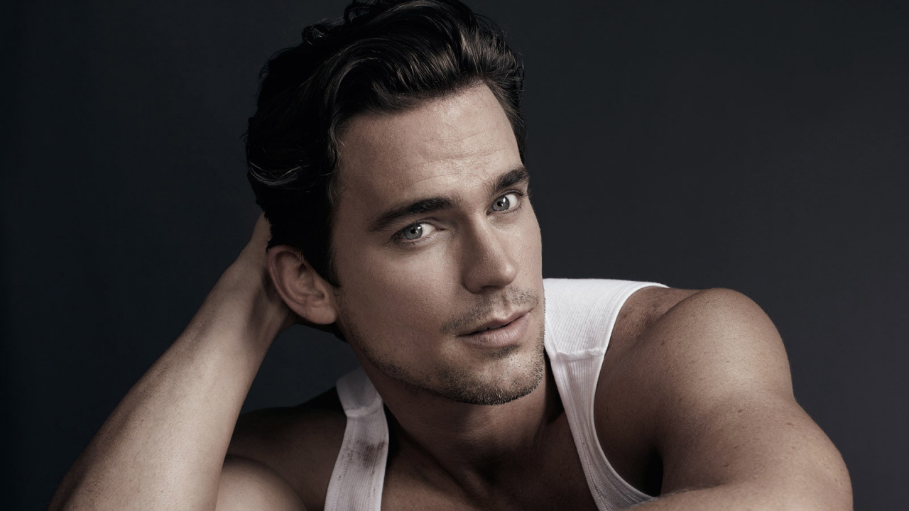 Красивый популярный актер Мэтт Бомер