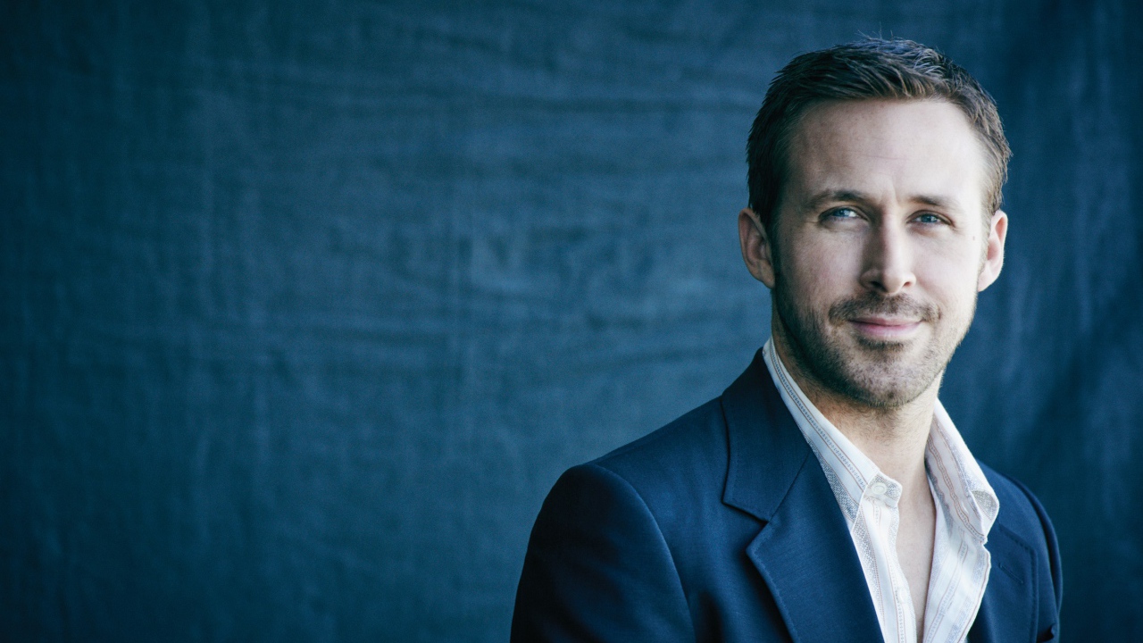 Стильный актер Райан Гослинг в костюме 