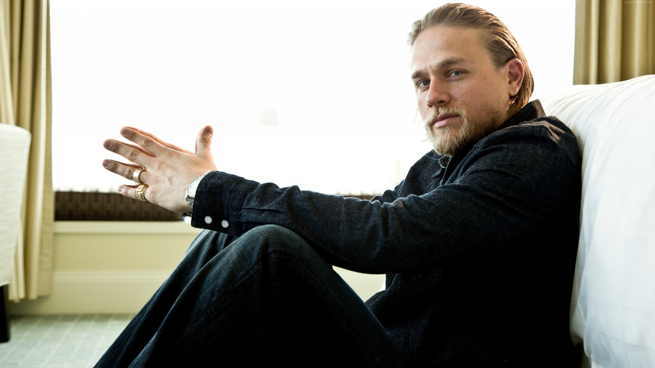 Популярный молодой актер Чарли Ханнэм