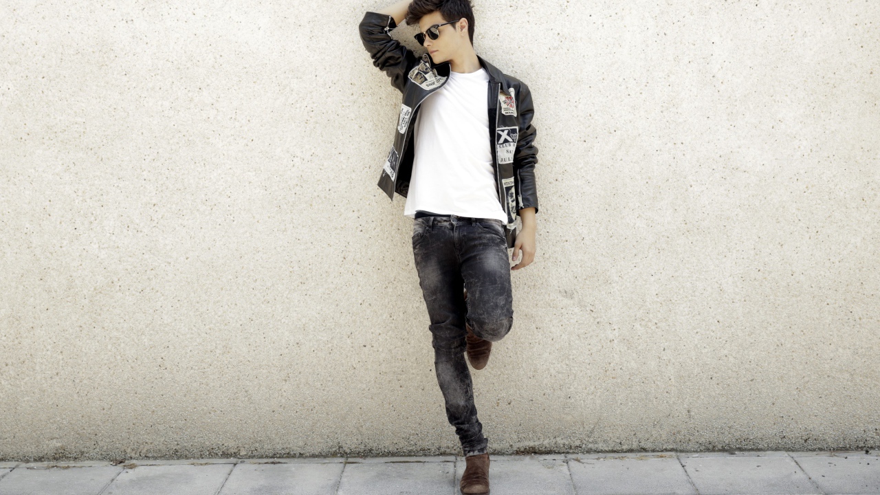 Молодой актер, певец  Авраам Матео стоит у стены