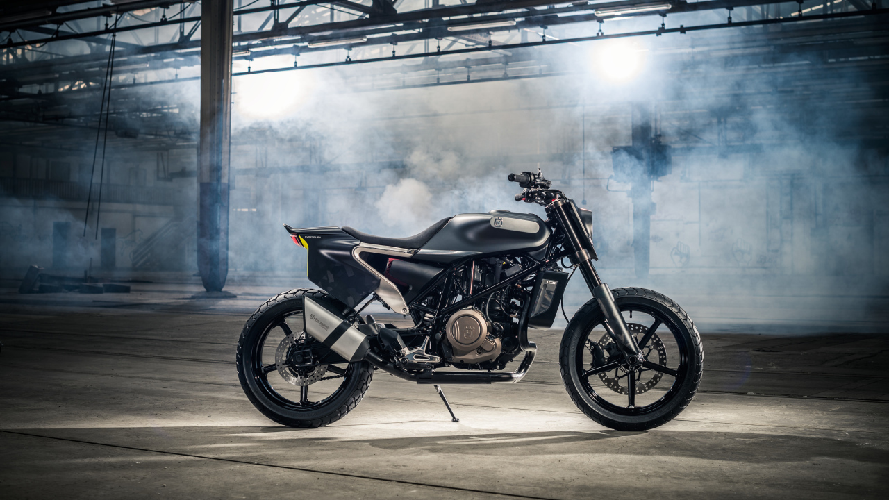 Черный супербайк Husqvarna Svartpilen 701 в дыму